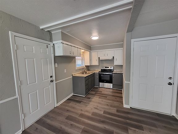 5th image of 1503 E Wells Ave