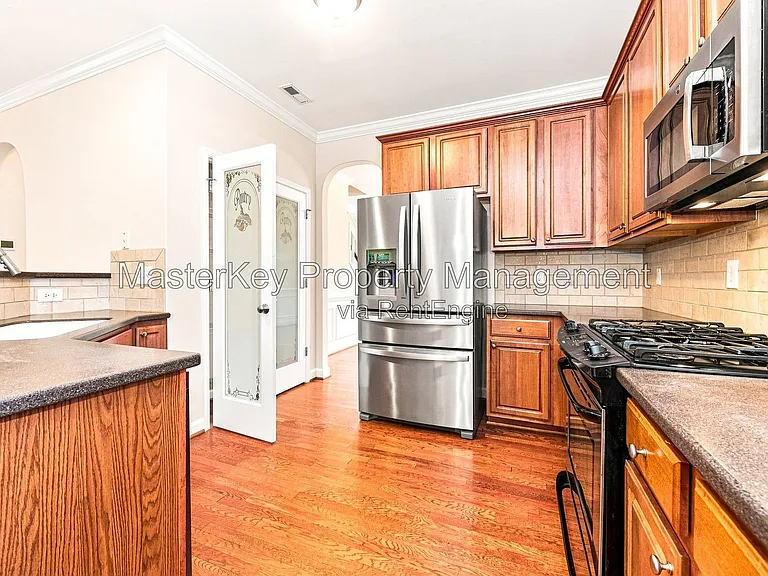 725 Keystone Park Dr — Photo 2