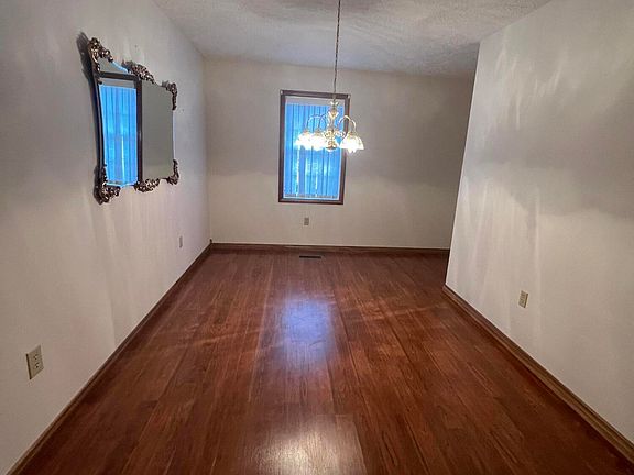 5th image of 205 Village Dr