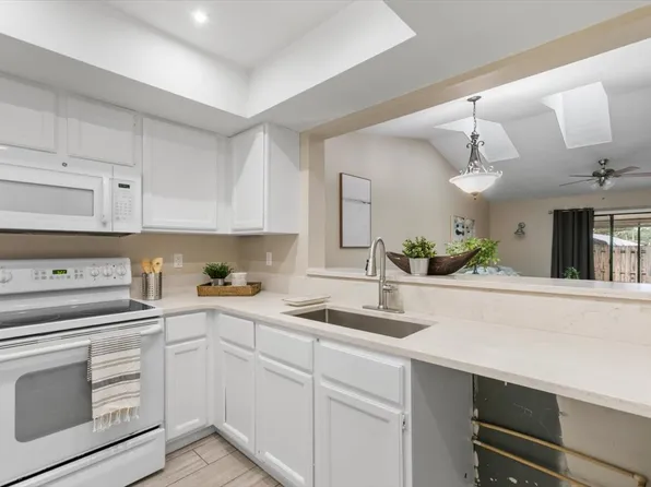 2324 E Ironstone Dr, Jacksonville, FL 32246