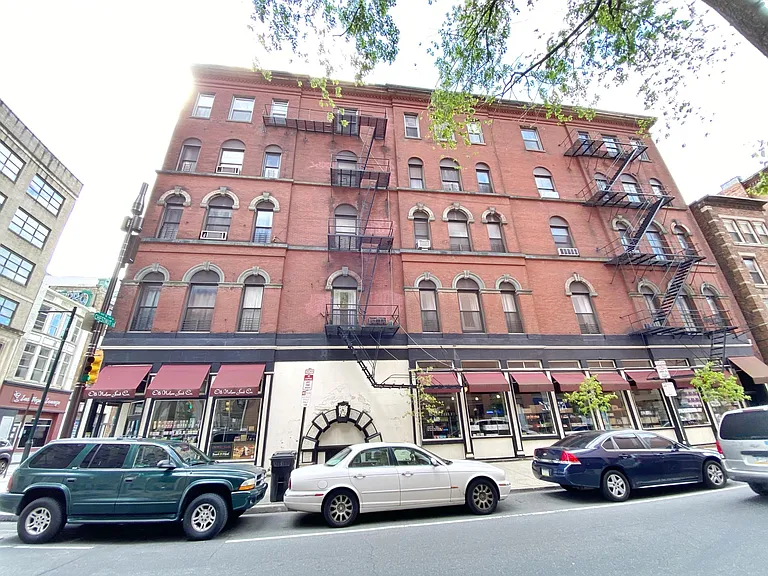 701 Chestnut St #4R — Photo 2