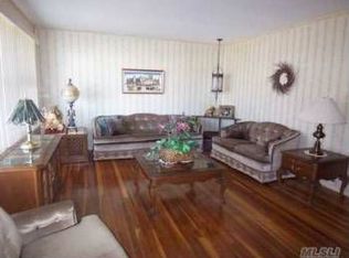 33 Vassar Ln, Hicksville, NY 11801