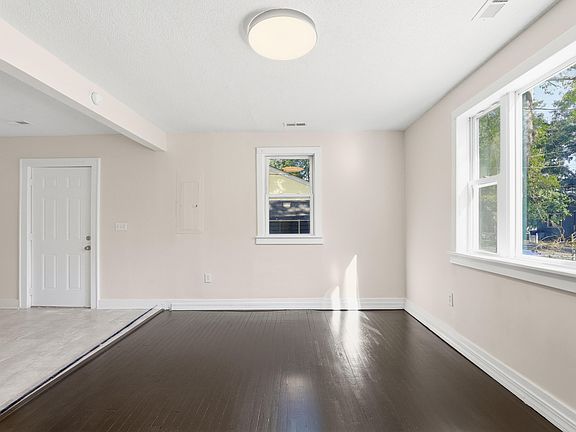 4th image of 2762 E Surrey Dr