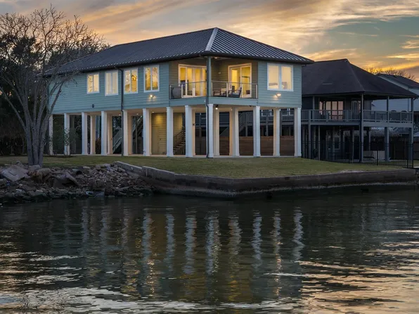 2002 Cove Park Dr, Kemah, TX 77565