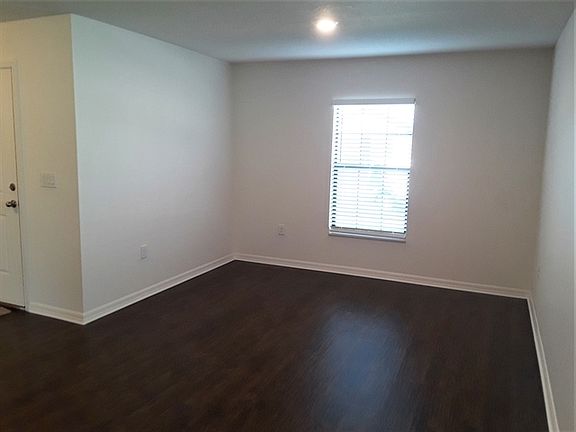 5th image of 828 Chatham Walk Dr