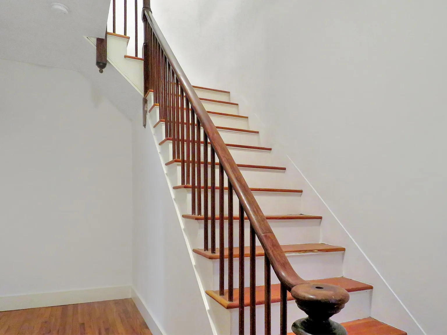 2 bed, 927 sqft, $2,100 — Photo 2