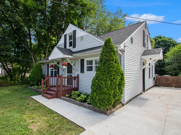 434 Moccasin St, Buchanan, MI 49107