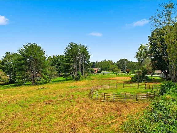 4th image of 985 Traphill Rd