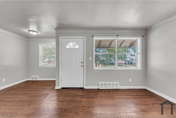 15902 Maplewood Ave — Photo 3