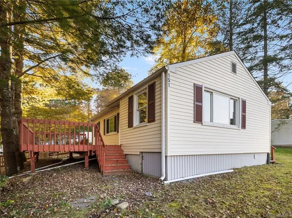151 East Wakefield Boulevard, Winchester, CT 06098