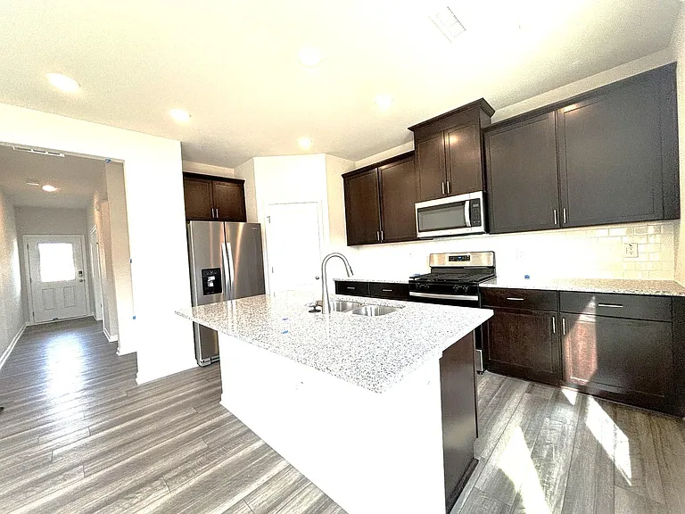 932 Crow Branch Dr — Photo 3