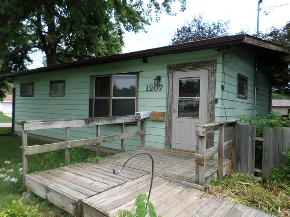 1207 Oregon St, Waterloo, IA 50702