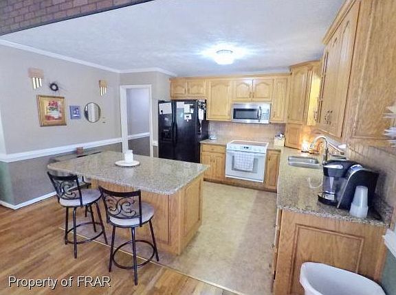 5th image of 209 E 22nd St