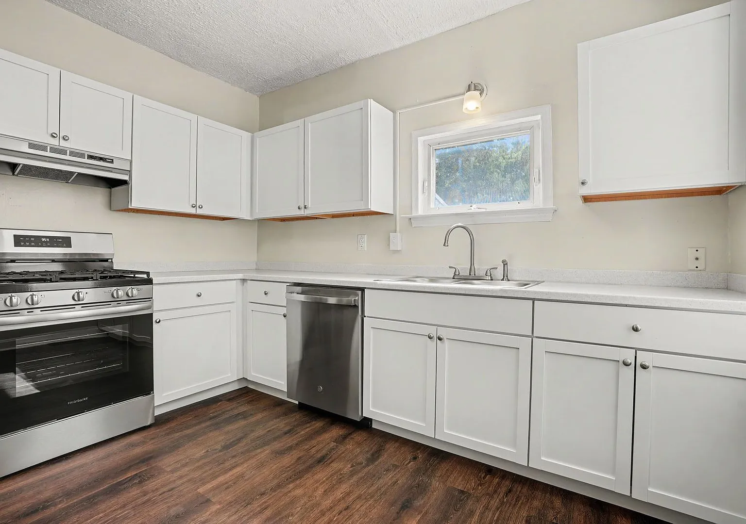 Newly renovated 2 bedroom House near Carlisle school complex — Photo 1