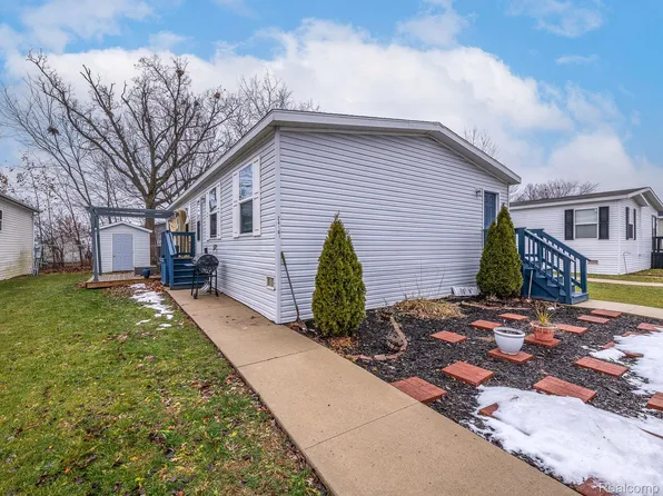 24161 Senate Dr, Brownstown, MI 48134