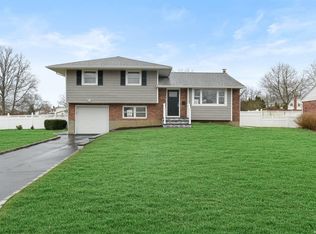 11 Grendon Ln, Commack, NY 11725