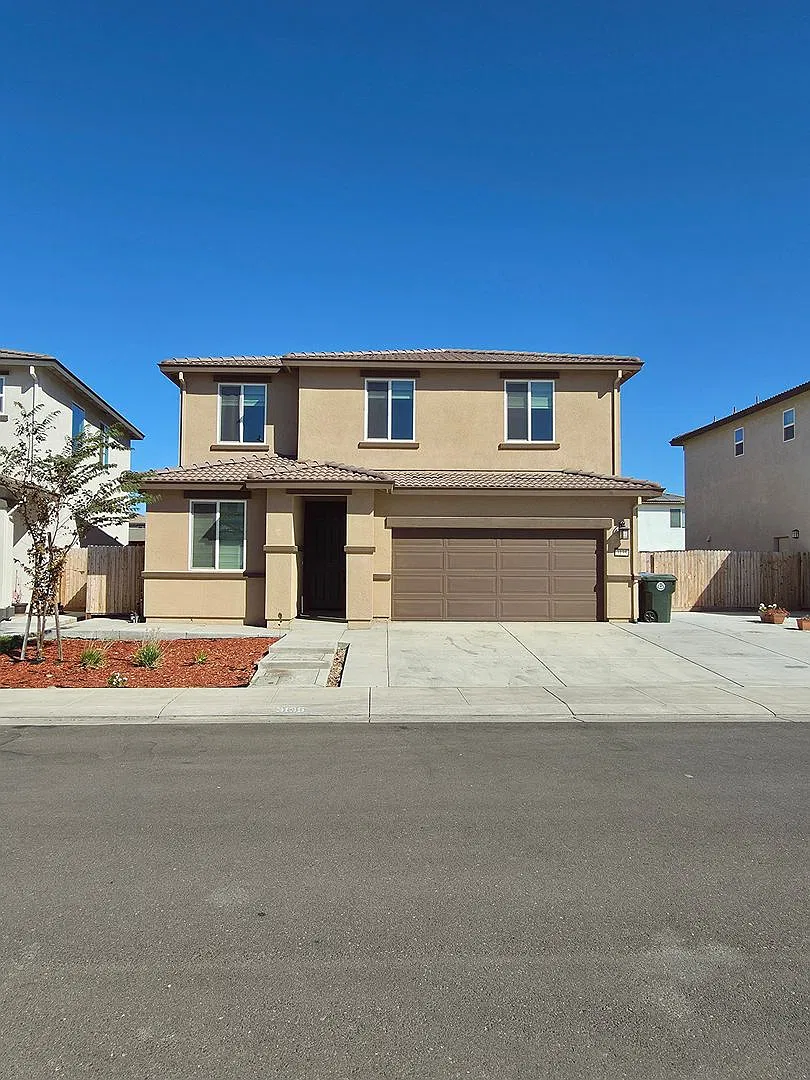 Manteca's Coveted Hawhtorne Community — Photo 1