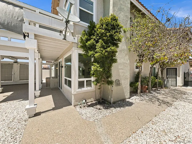1068 Pacific Hill St — Photo 30
