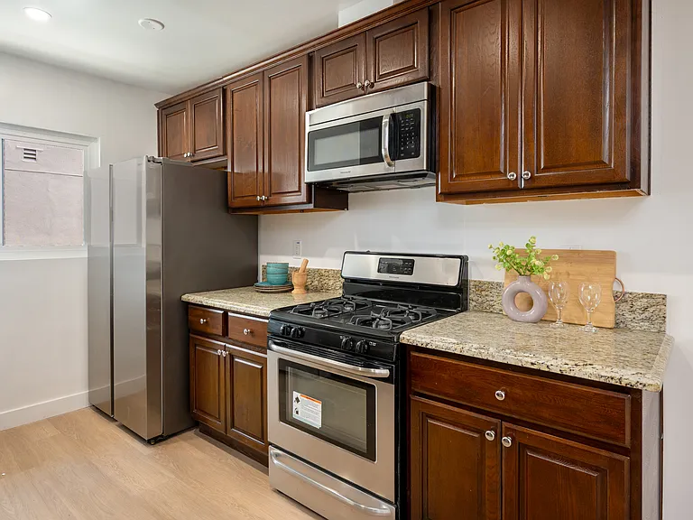 1546 S Hayworth Ave #4 — Photo 5