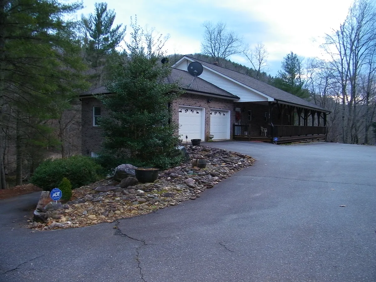 Building Photo - 2510 Loretta Ln #B