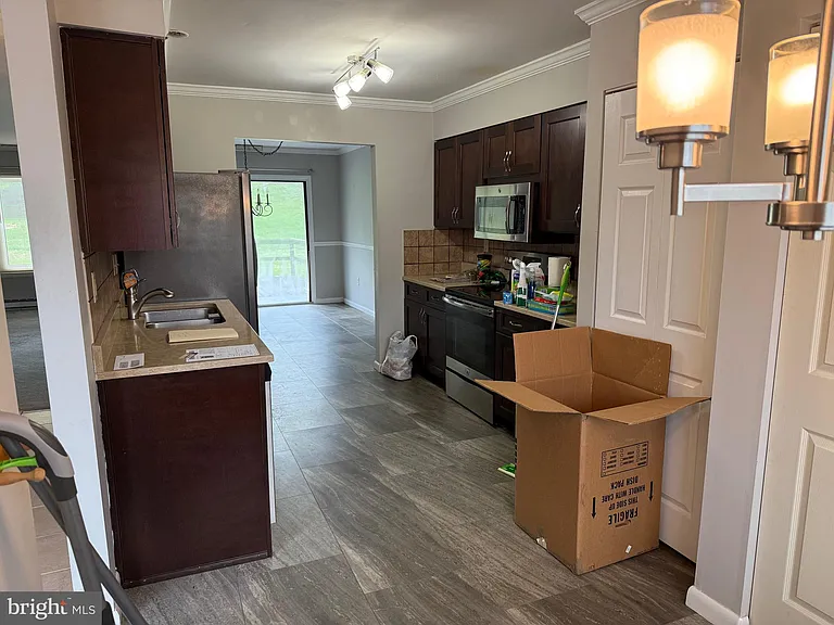 204 Village Rd — Photo 4