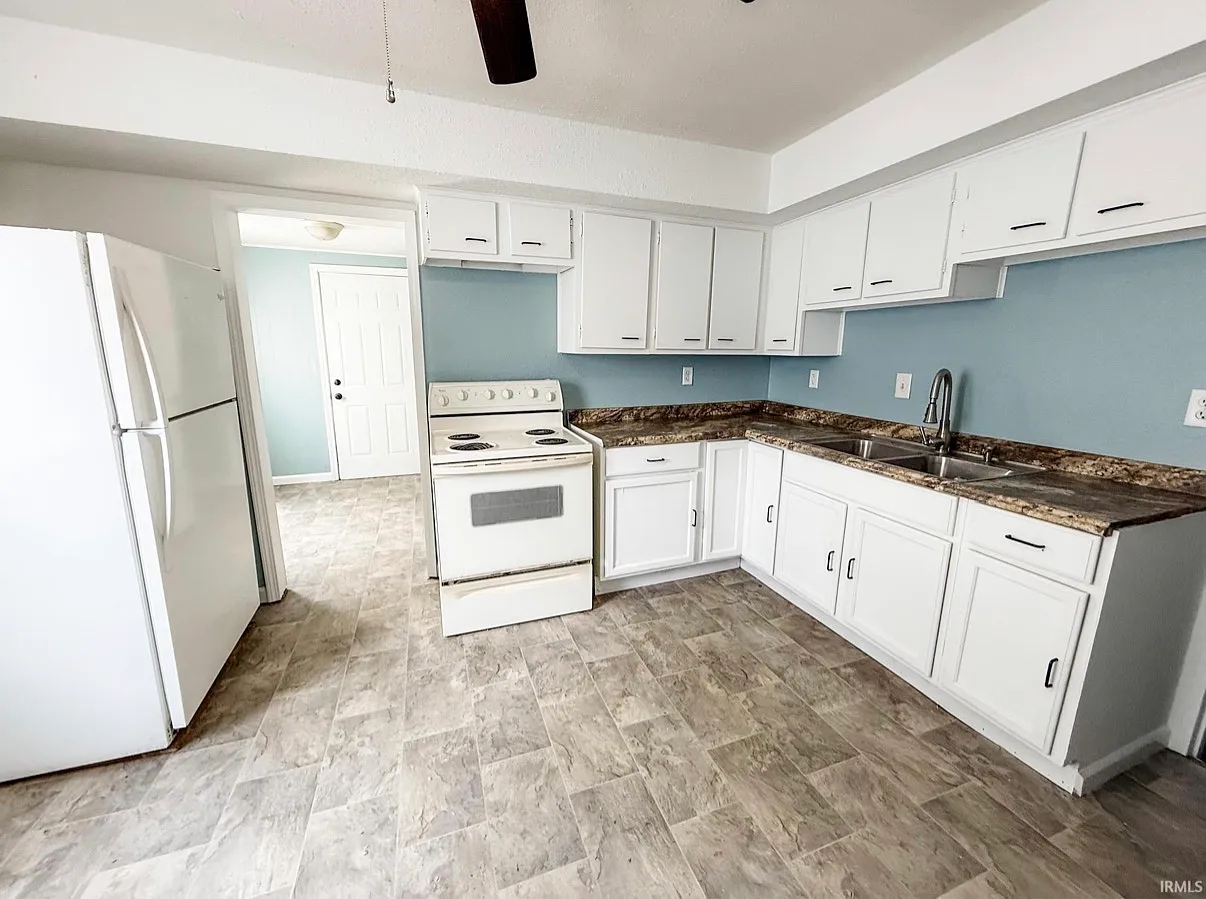 4 bed, 1204 sqft, $1,300 — Photo 2