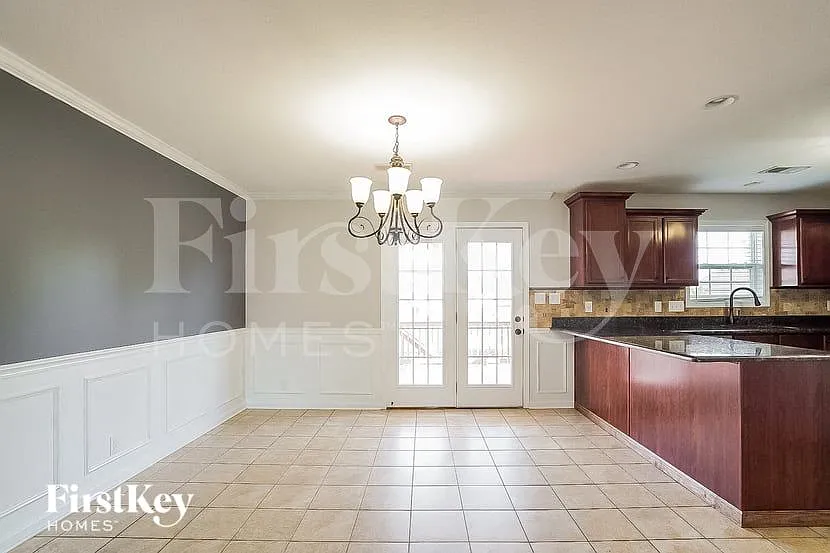 5 bed, 3.0 bath, 2386 sqft, $2,200 — Photo 4