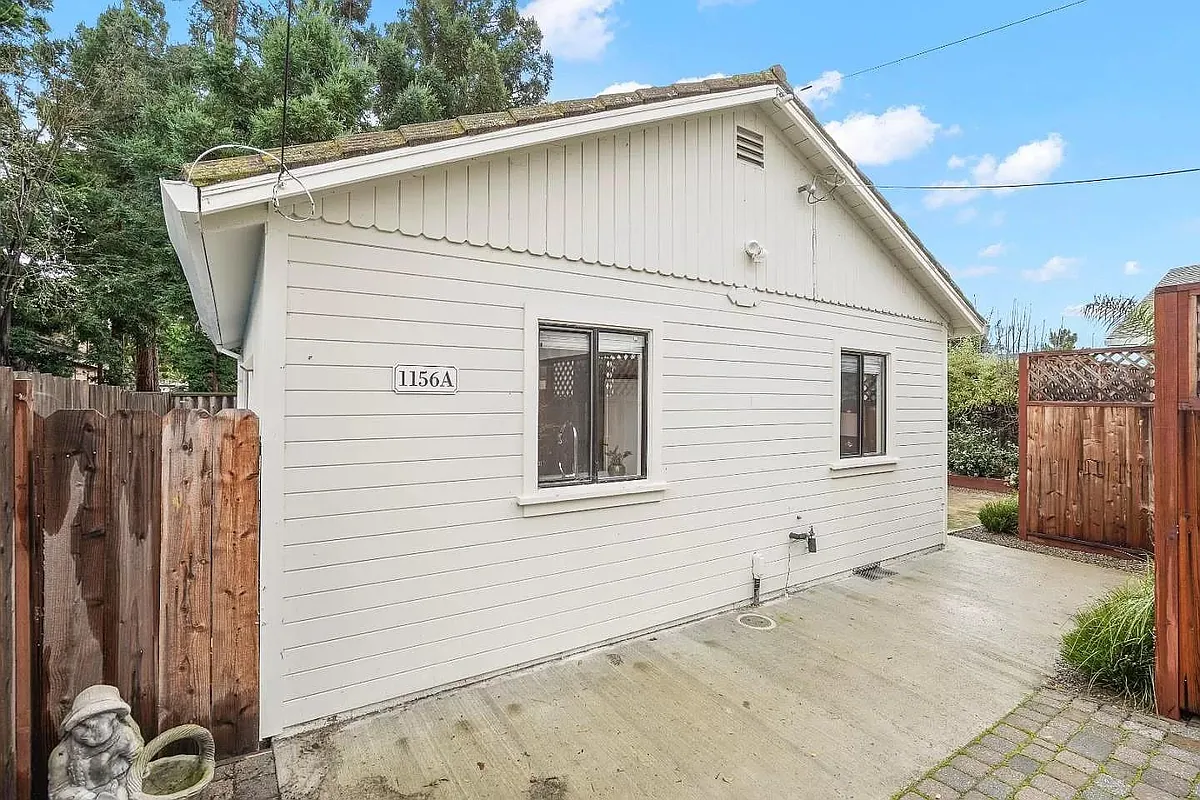 Building Photo - 1156A Davis St