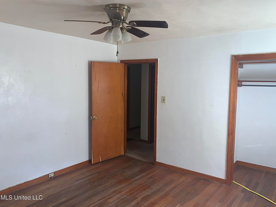 2nd image of 2120 Paden St