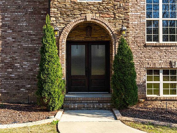 5th image of 250 Farm Ct