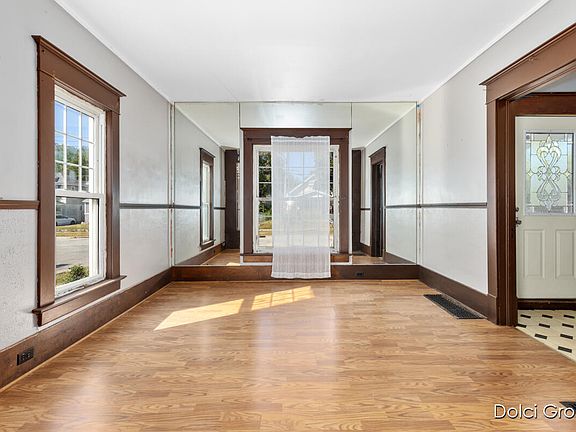 3rd image of 2048 Palace Ave SW