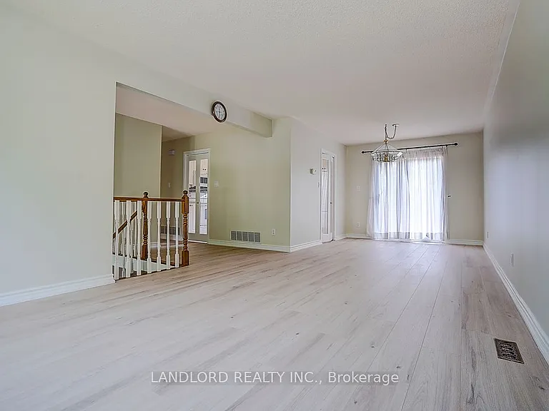 2294 Wyandotte Dr — Photo 13