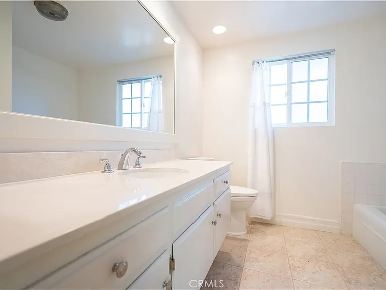11761 Encino Ave — Photo 27