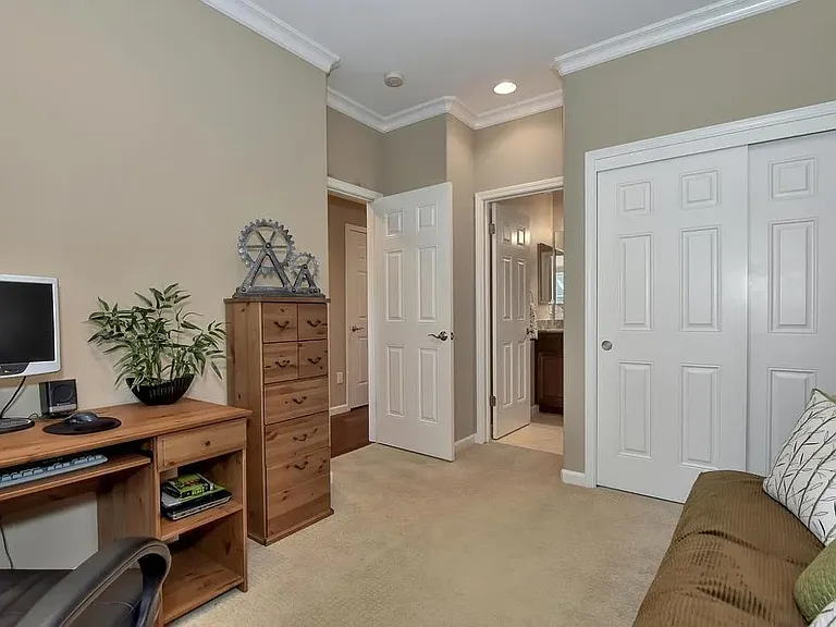2218 Woodberry Ln — Photo 2