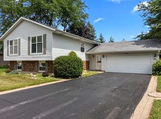 597 Kimer Ct, Crystal Lake, IL 60012