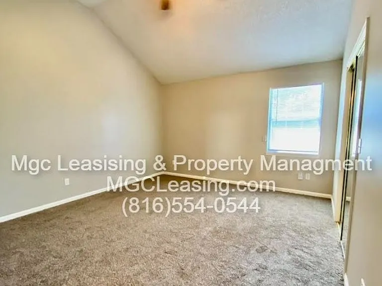 1012 NE Whispering Winds Ct — Photo 10