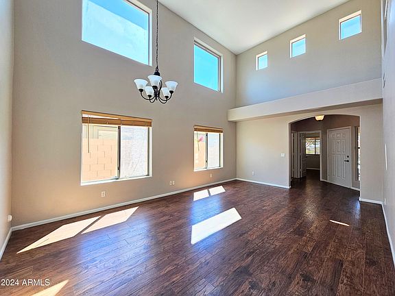 4th image of 472 W DANA Drive