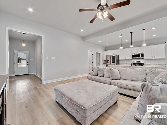 4th image of 1057 Chloe St