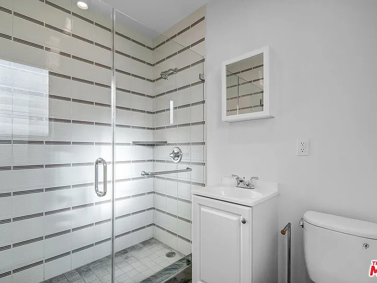 207 S Reeves Dr — Photo 18