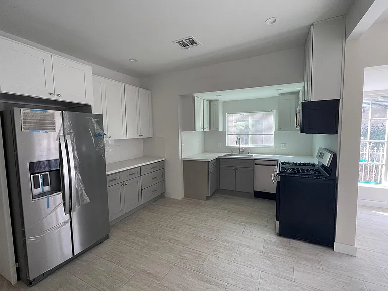 2910 S Budlong Ave — Photo 4