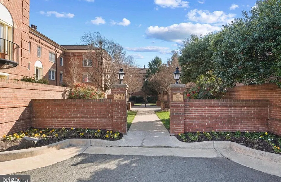 1209 N Pitt St — Photo 1