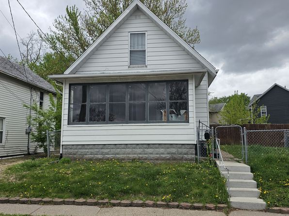 1214 E 2nd St, Muscatine, IA 52761