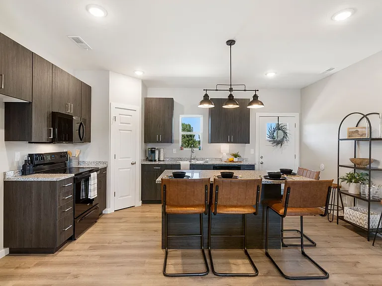 665 E Forest St — Photo 37