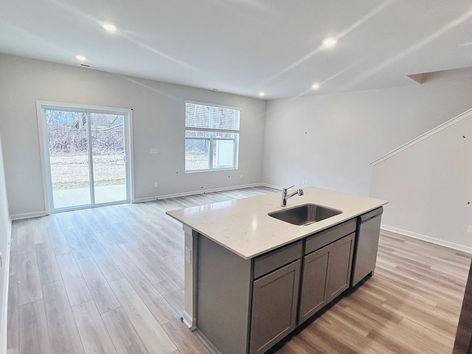 3 bed, 2.5 bath, 1455 sqft, $1,900 — Photo 4