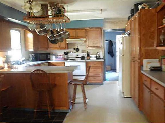 2nd image of 449 W 6th St