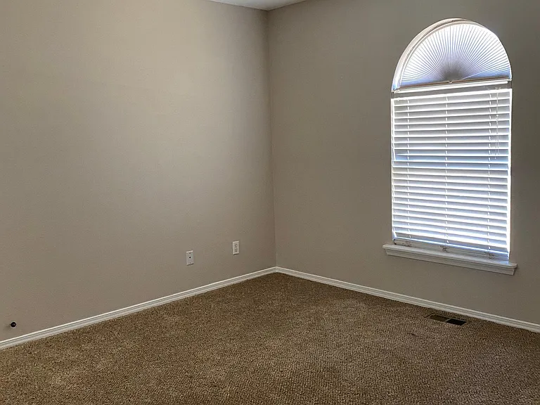 704 N Anthony St — Photo 17