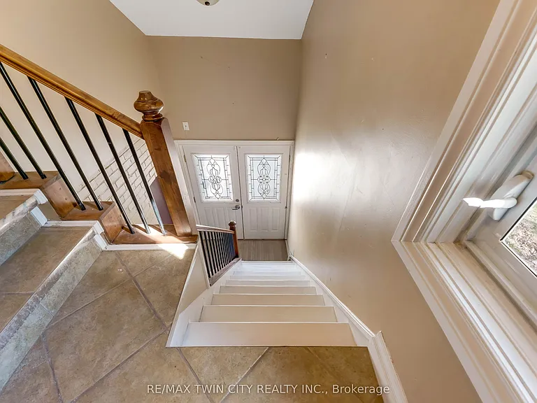 561 Queen St S #UPPER — Photo 25