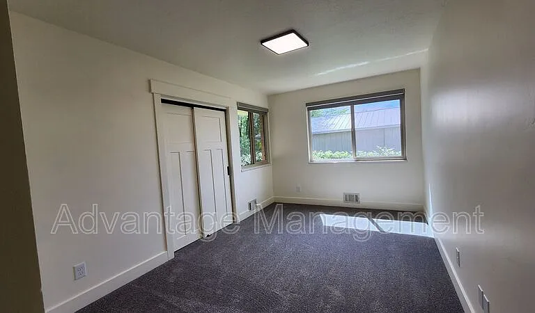 167 W Center Earnshaw #B — Photo 10