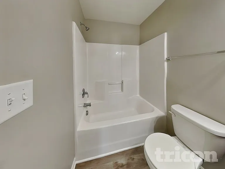 427 Randolph Dr — Photo 9