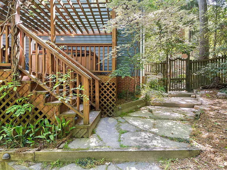 1011 New Chester Ct — Photo 56